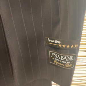 New Suit 42R Jos A Bank 100% wool charcoal pinstripe (tags still on)
